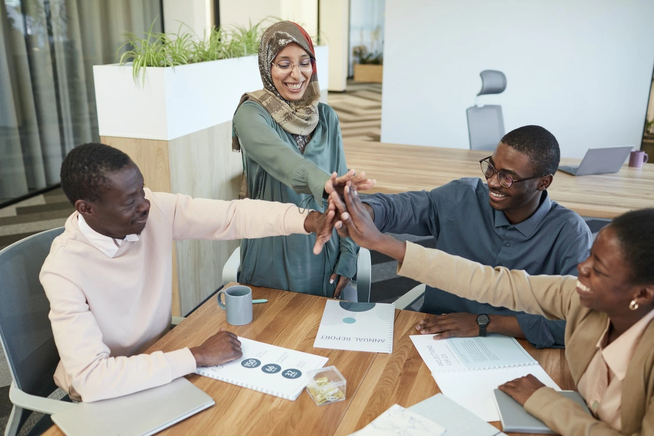 Pengertian Budaya Kerja, Jenis, & Tips Membangun - StaffAny